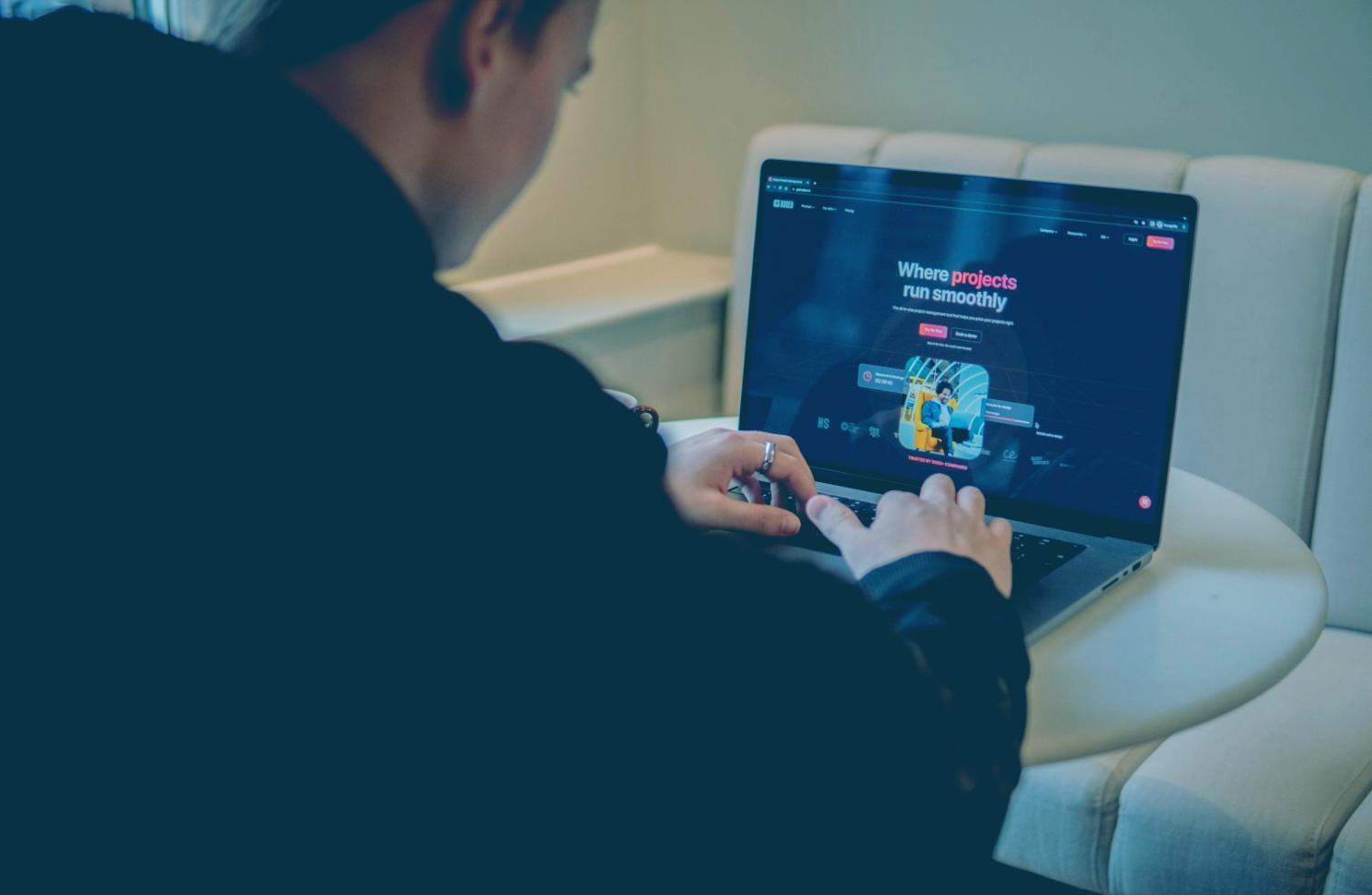 Arbeitsplatz mit Laptop und Notizbuch für strukturiertes Online-Lernen